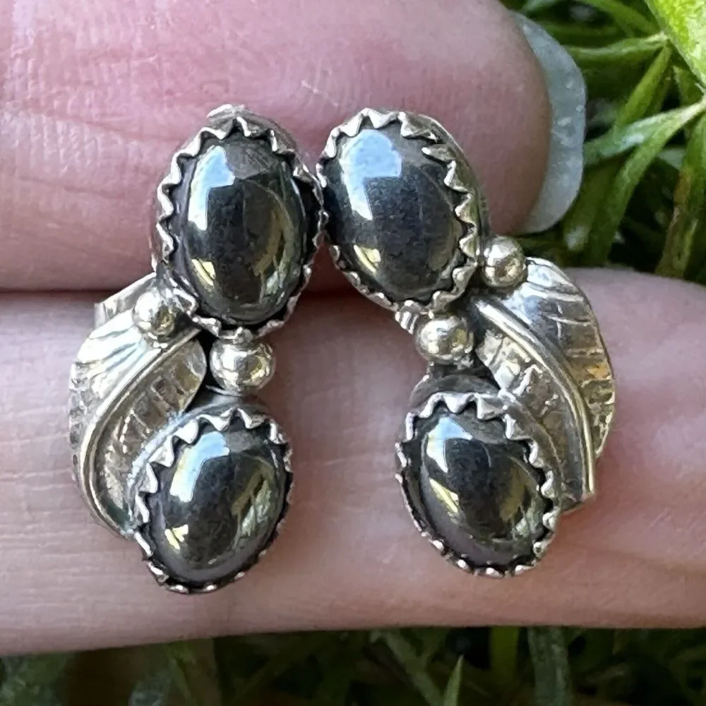 Vintage Navajo‎ Stud Earrings 0.75 Inch Hematite Cabs Feather 925 Sterling 2.8g